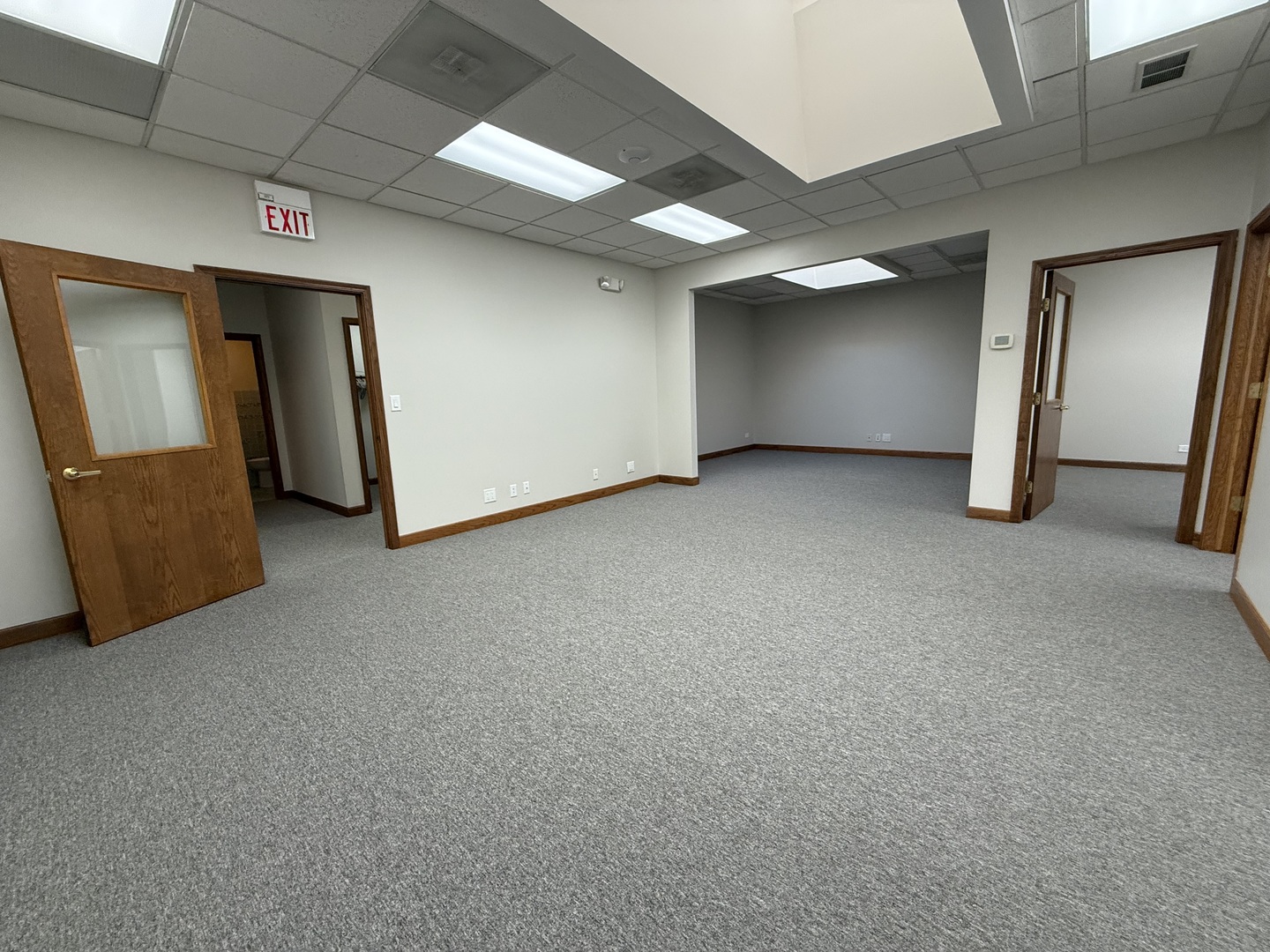 28085 N Ashley Circle, Libertyville, IL 60048