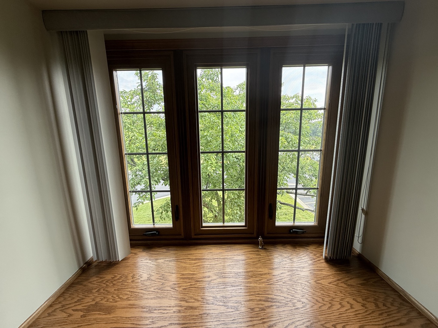 28085 N Ashley Circle, Libertyville, IL 60048