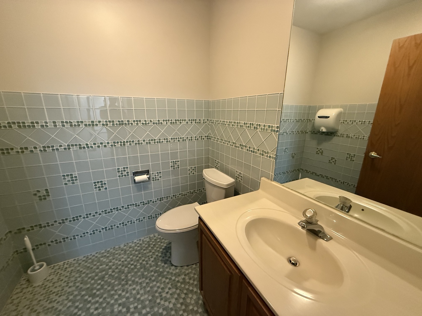 28085 N Ashley Circle, Libertyville, IL 60048