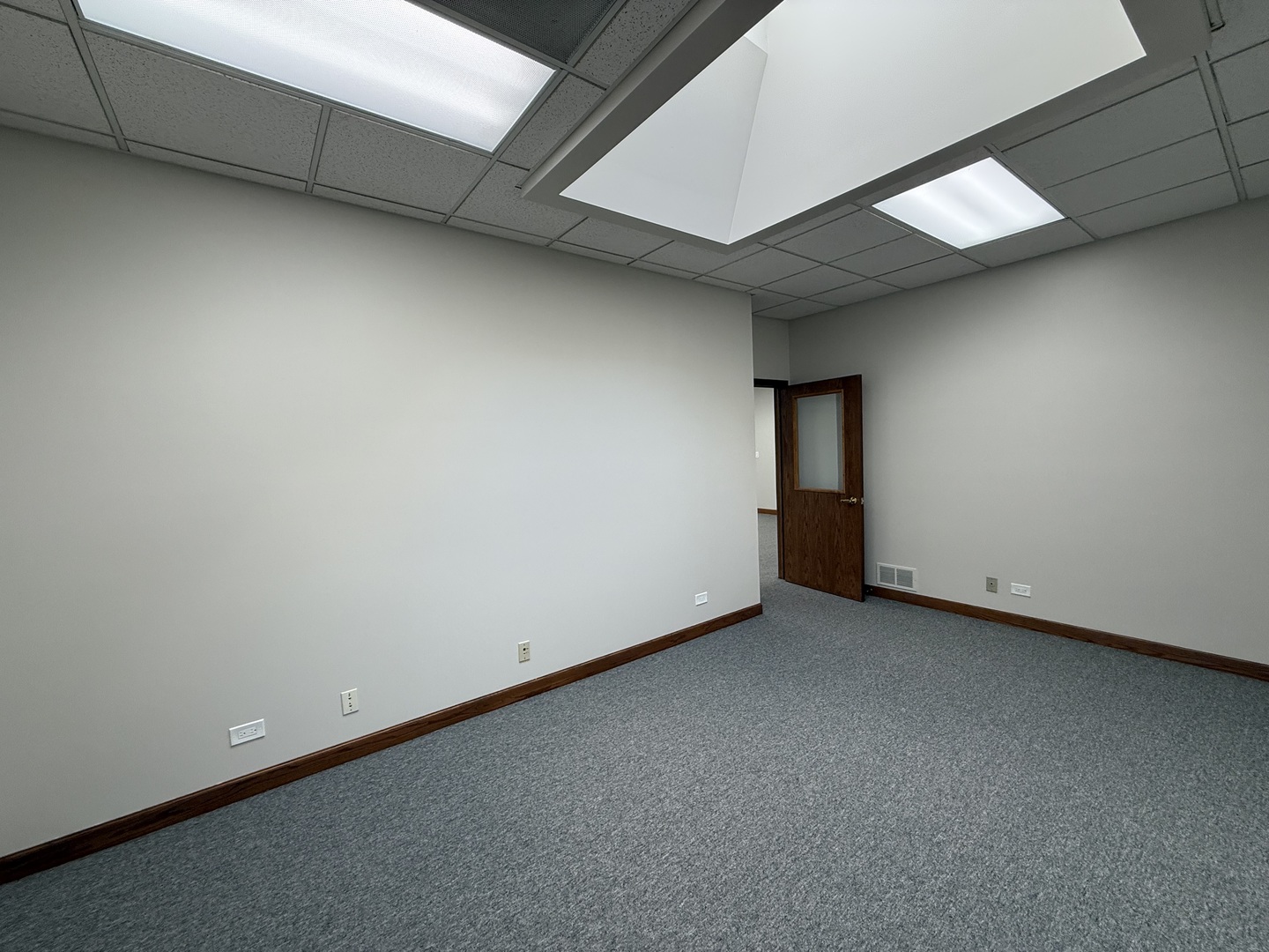 28085 N Ashley Circle, Libertyville, IL 60048