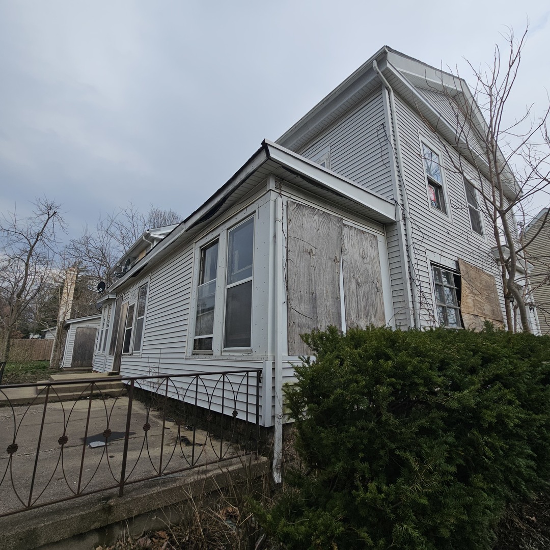 212 S Tryon Street, Woodstock, IL 60098