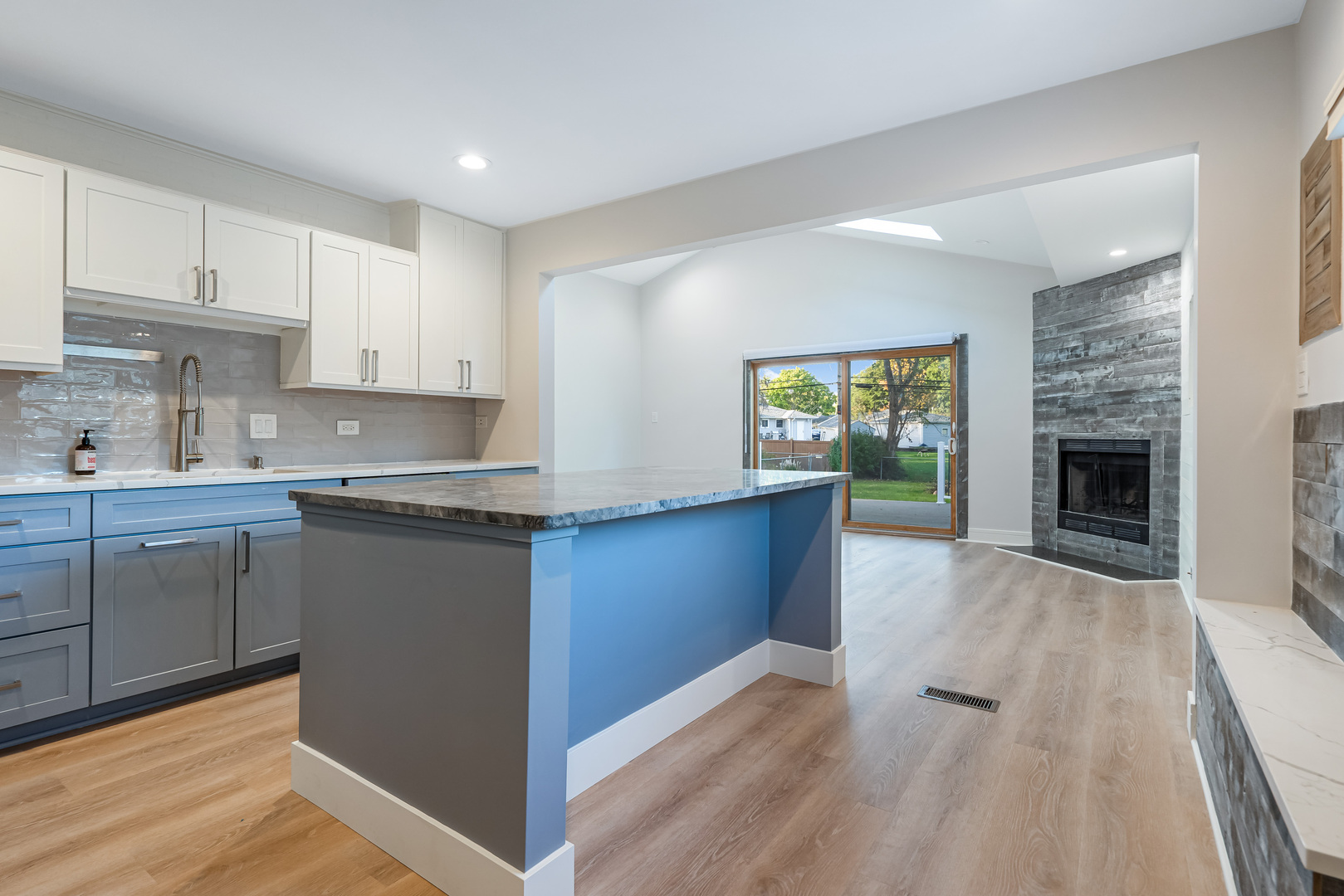 2008 KIRCHOFF Road, Rolling Meadows, IL 60008