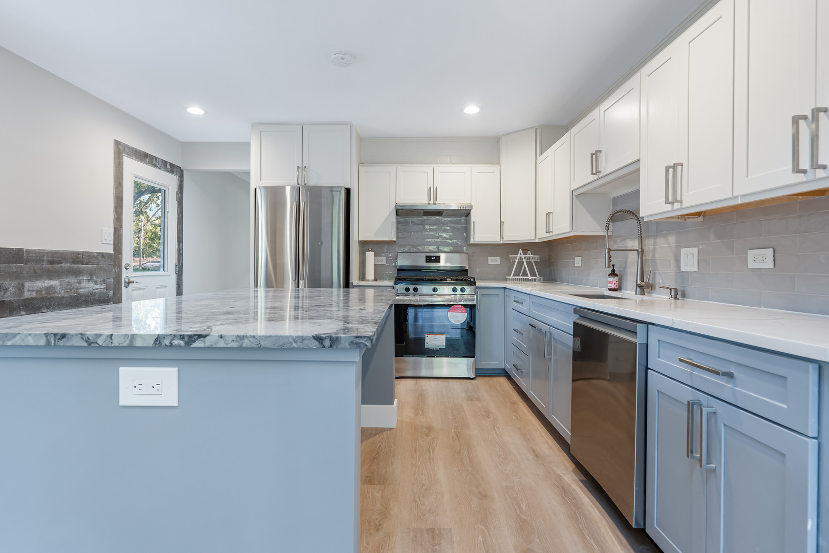 2008 KIRCHOFF Road, Rolling Meadows, IL 60008