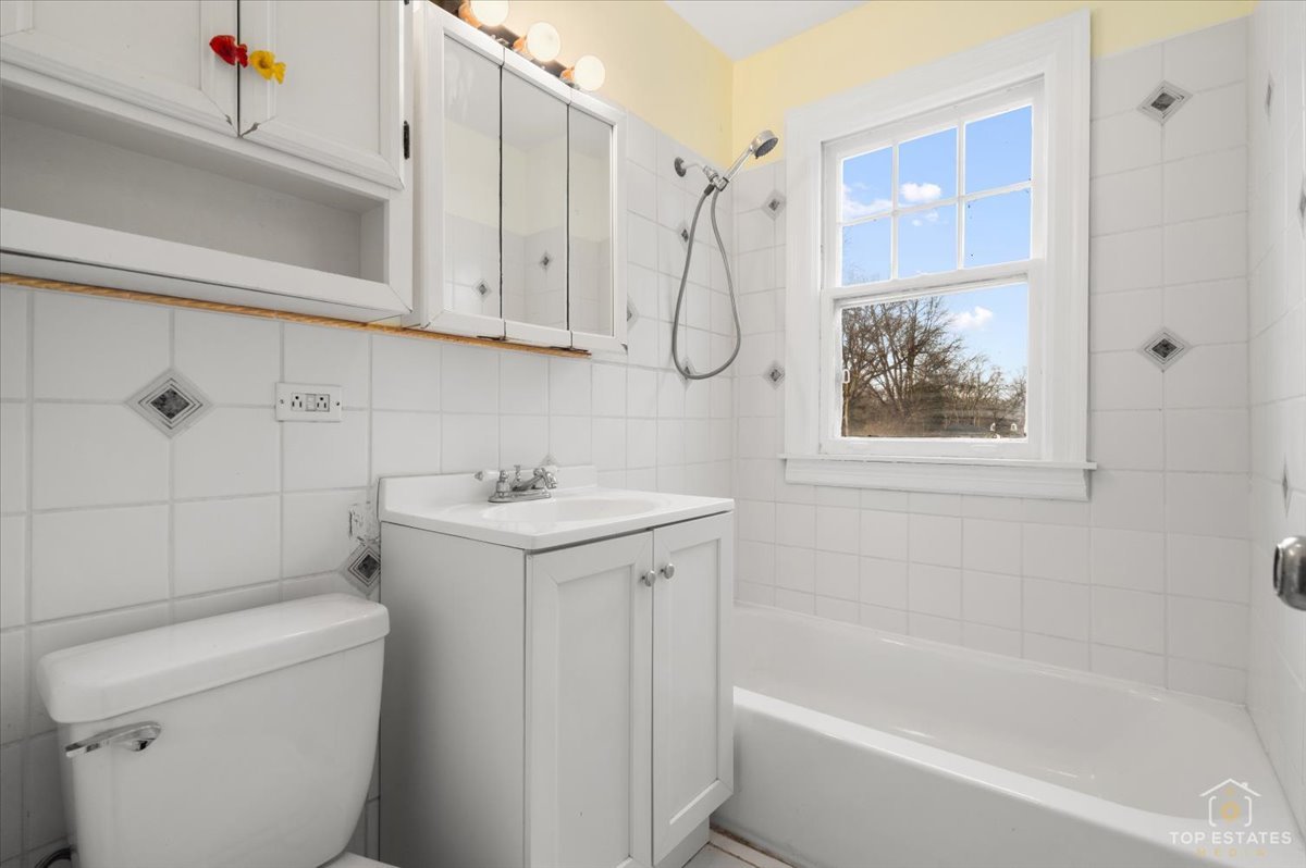 304 E Camp Mcdonald Road, Prospect Heights, IL 60070