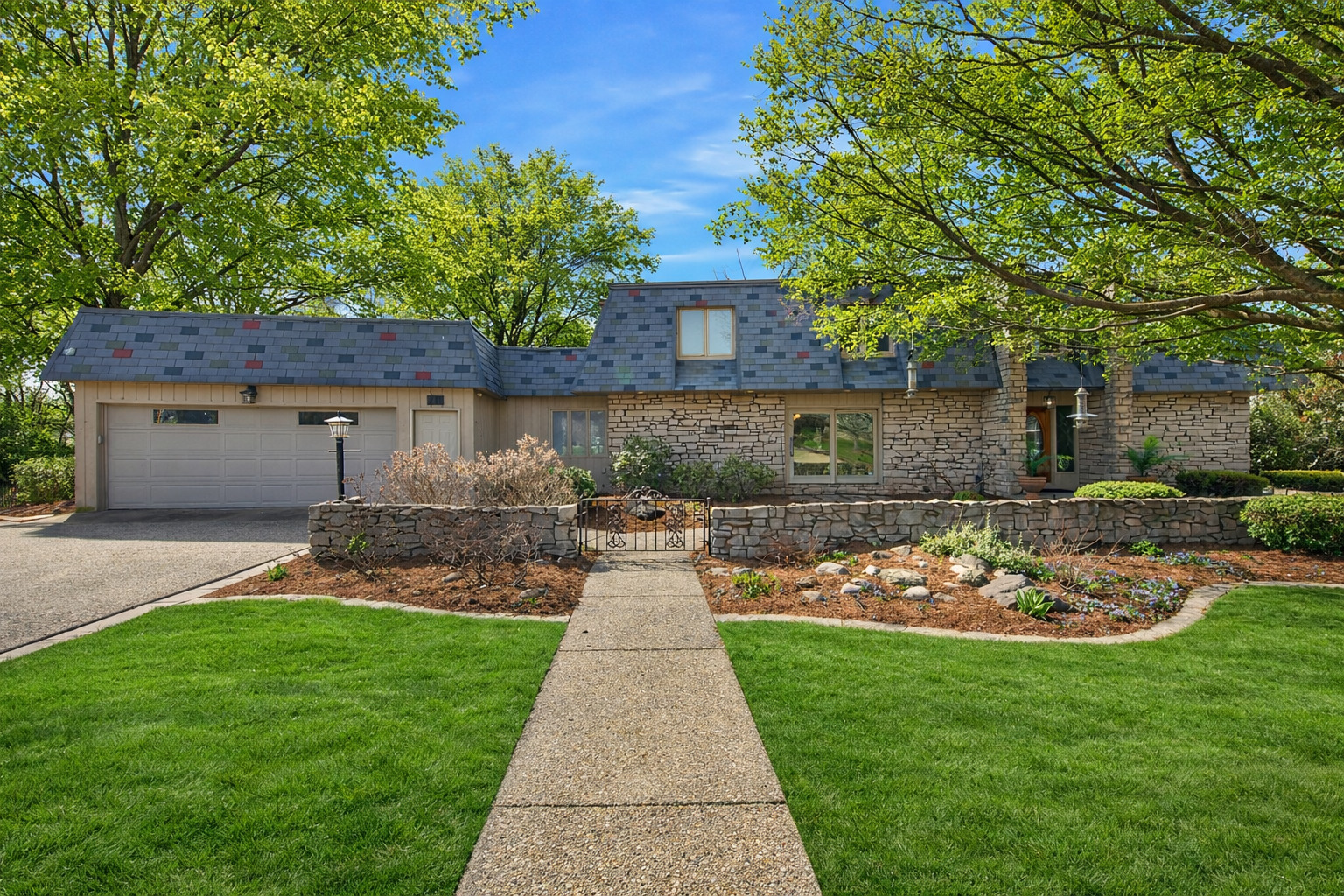 219 Parkview Drive, Bloomington, IL 61701