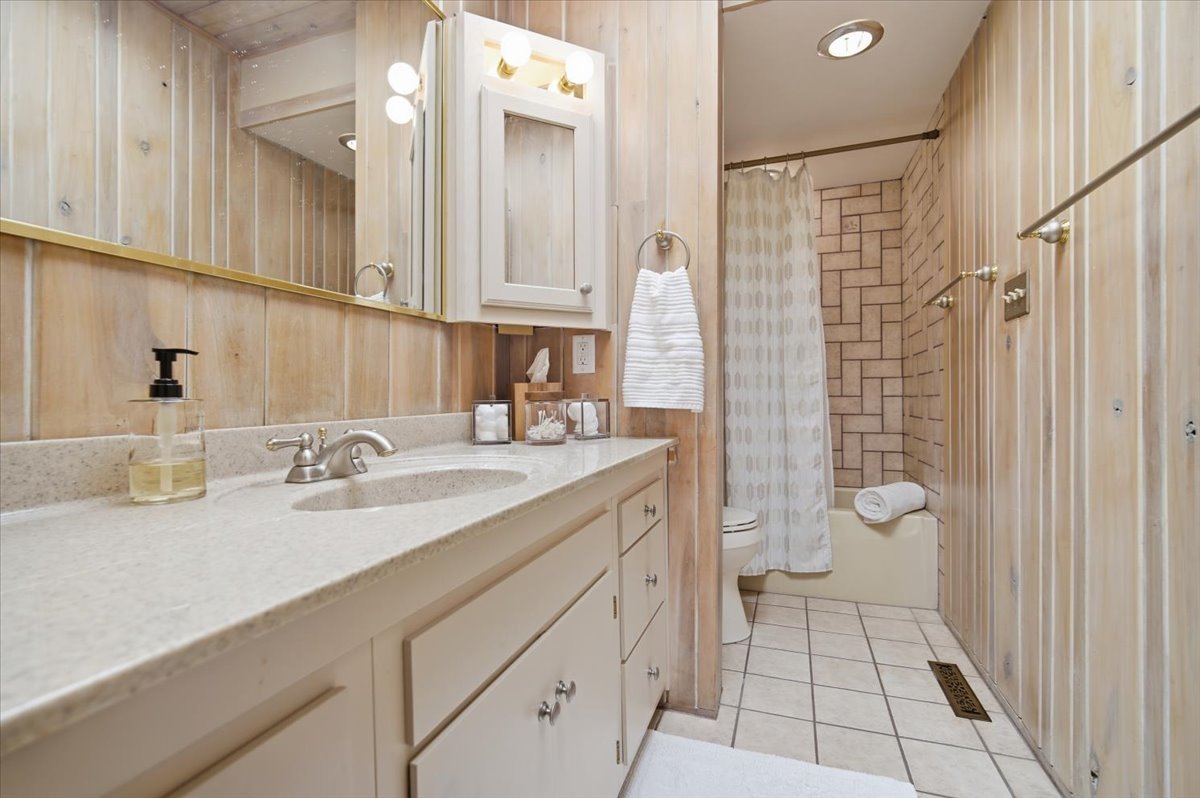 219 Parkview Drive, Bloomington, IL 61701