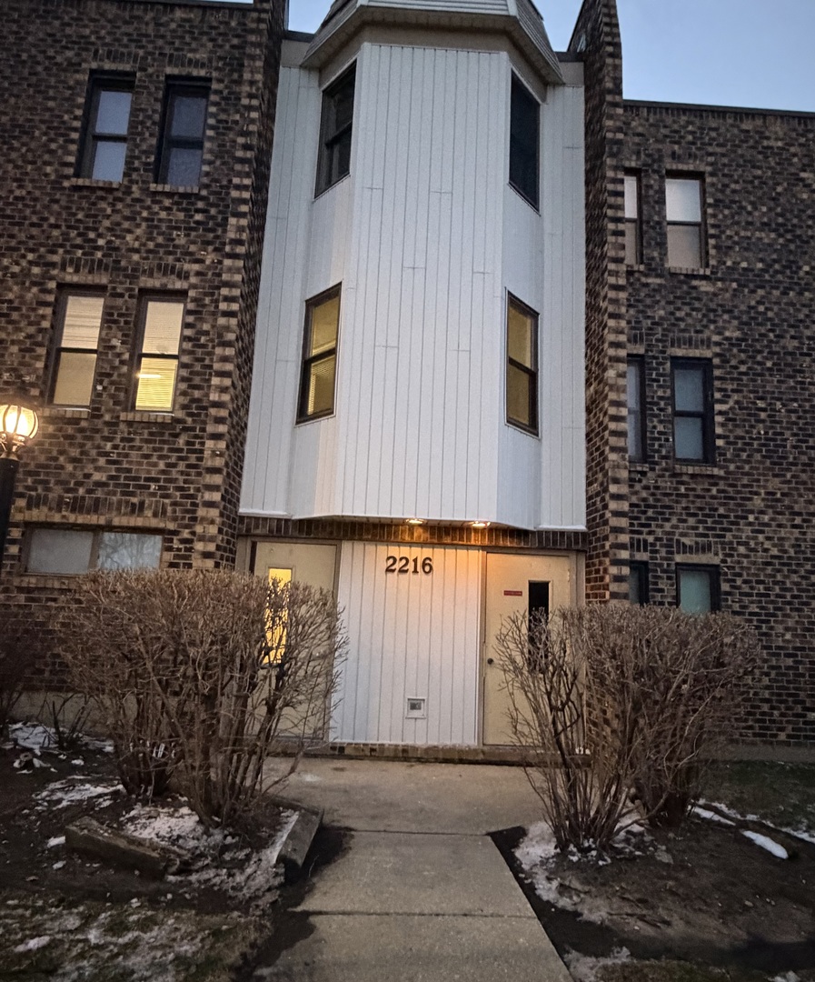 2216 Country Club Drive #25, Woodridge, IL 60517