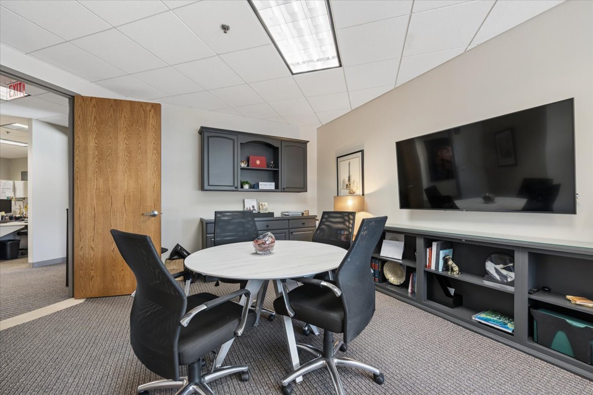 1150 W Northwest Highway, Mount Prospect, IL 60056