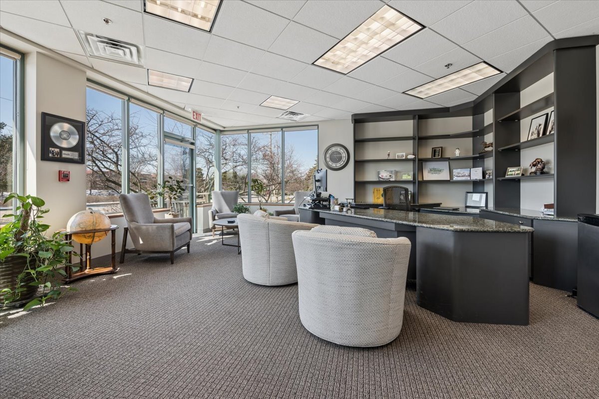 1150 W Northwest Highway, Mount Prospect, IL 60056