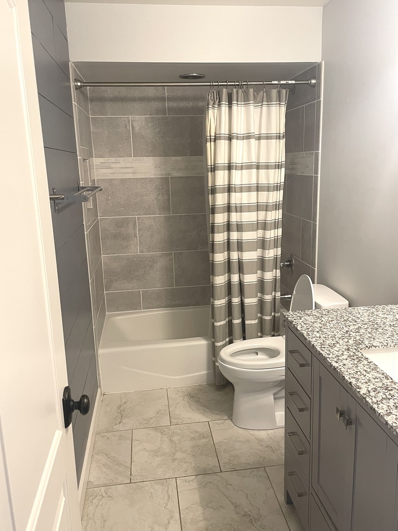 566 W Comstock Avenue, Elmhurst, IL 60126