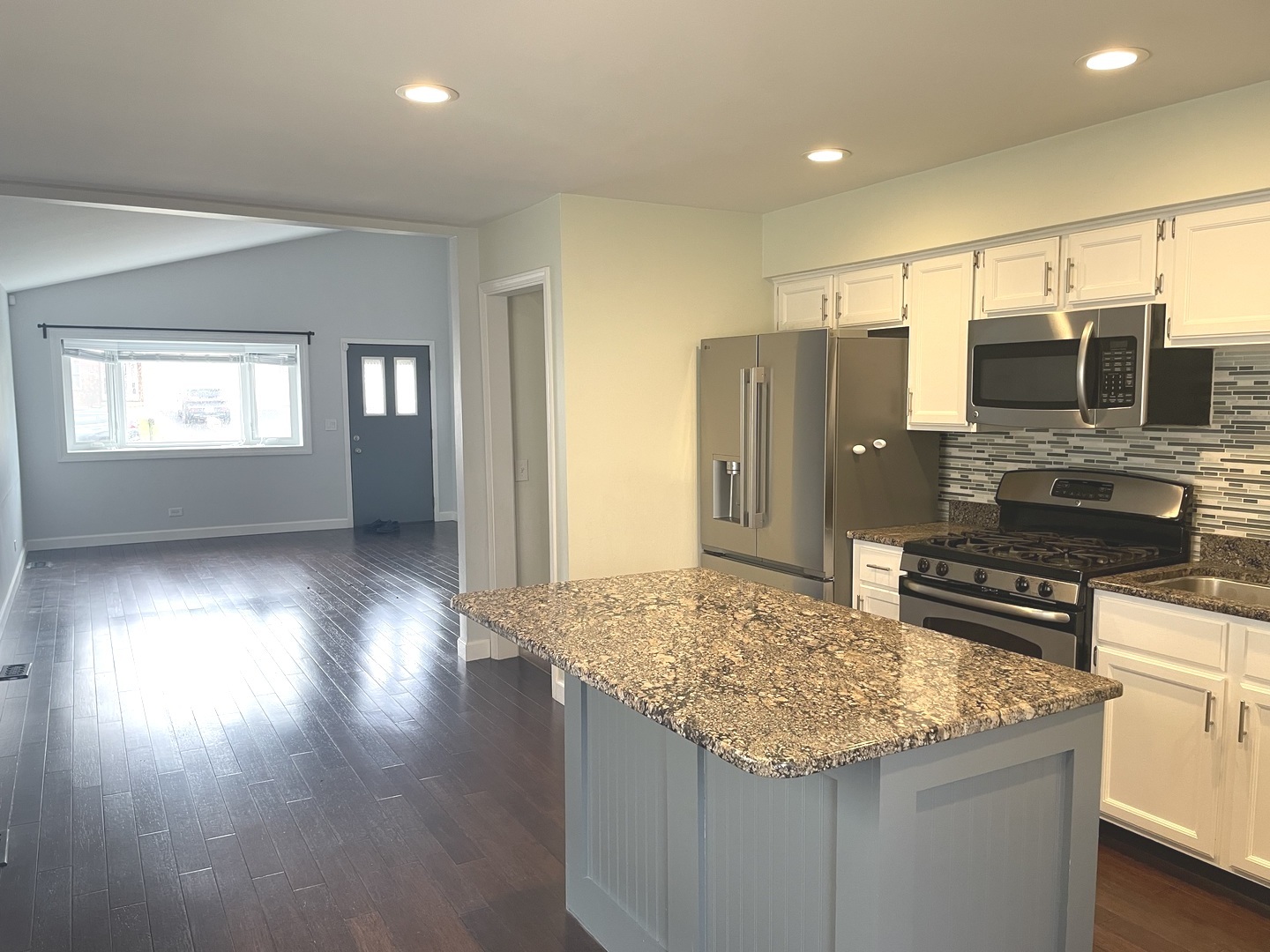 566 W Comstock Avenue, Elmhurst, IL 60126