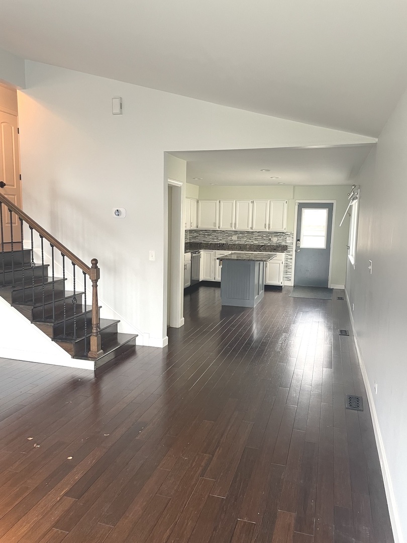 566 W Comstock Avenue, Elmhurst, IL 60126