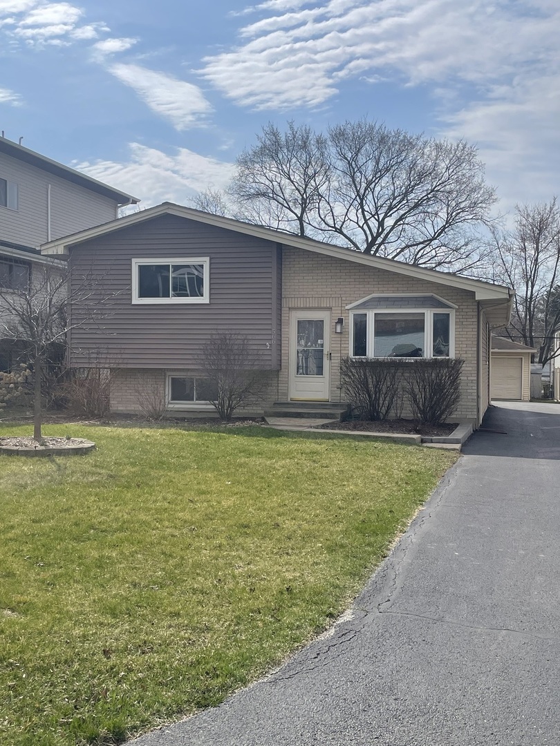 566 W Comstock Avenue, Elmhurst, IL 60126