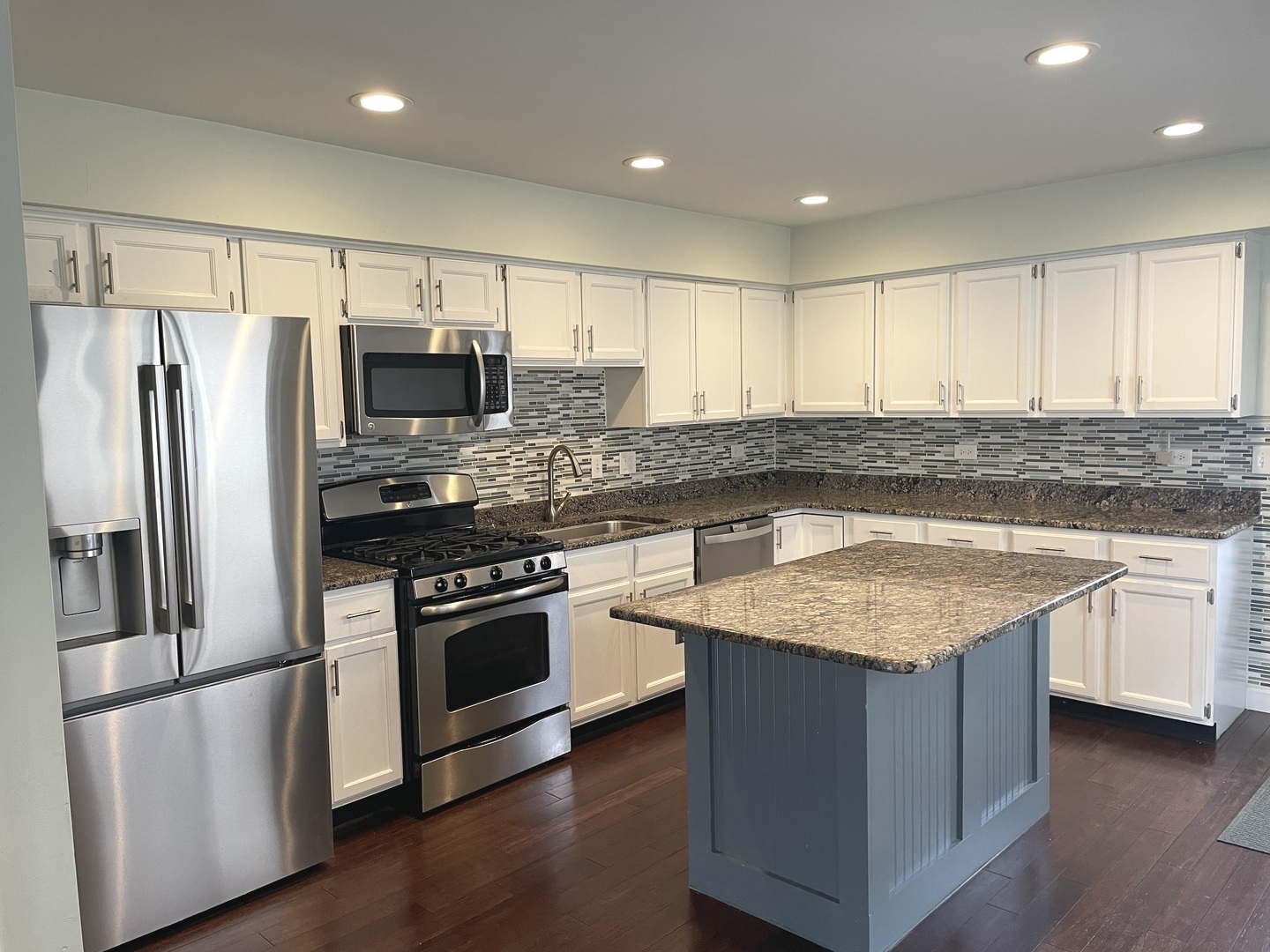 566 W Comstock Avenue, Elmhurst, IL 60126