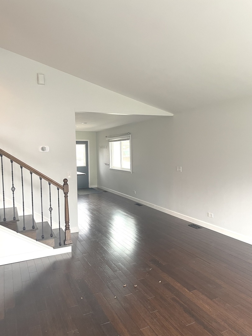 566 W Comstock Avenue, Elmhurst, IL 60126