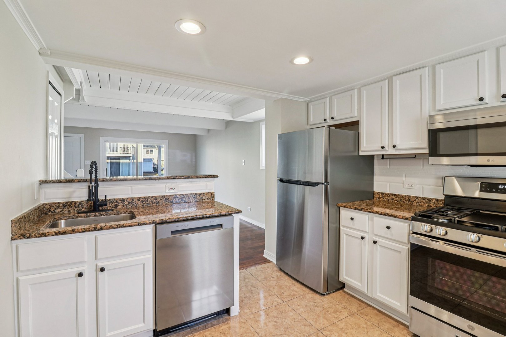 452 Meadow Green Lane, Round Lake Beach, IL 60073