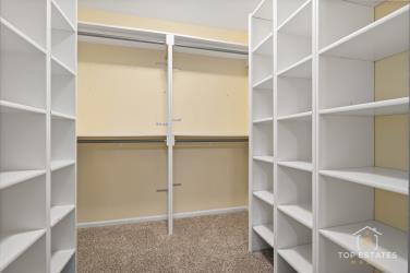 924 Thornton Lane, Buffalo Grove, IL 60089