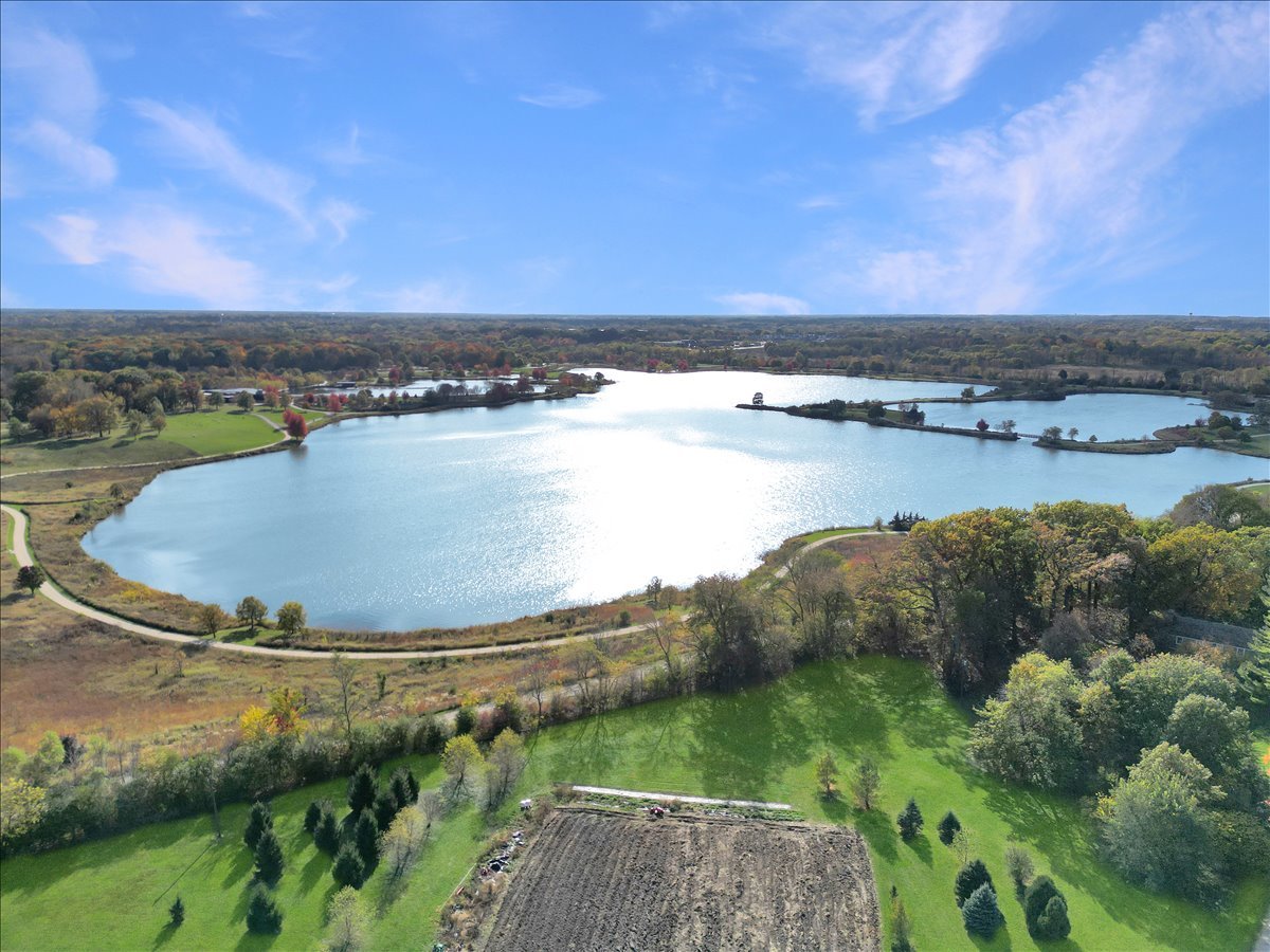 2041 Tremont Court, Libertyville, IL 60048