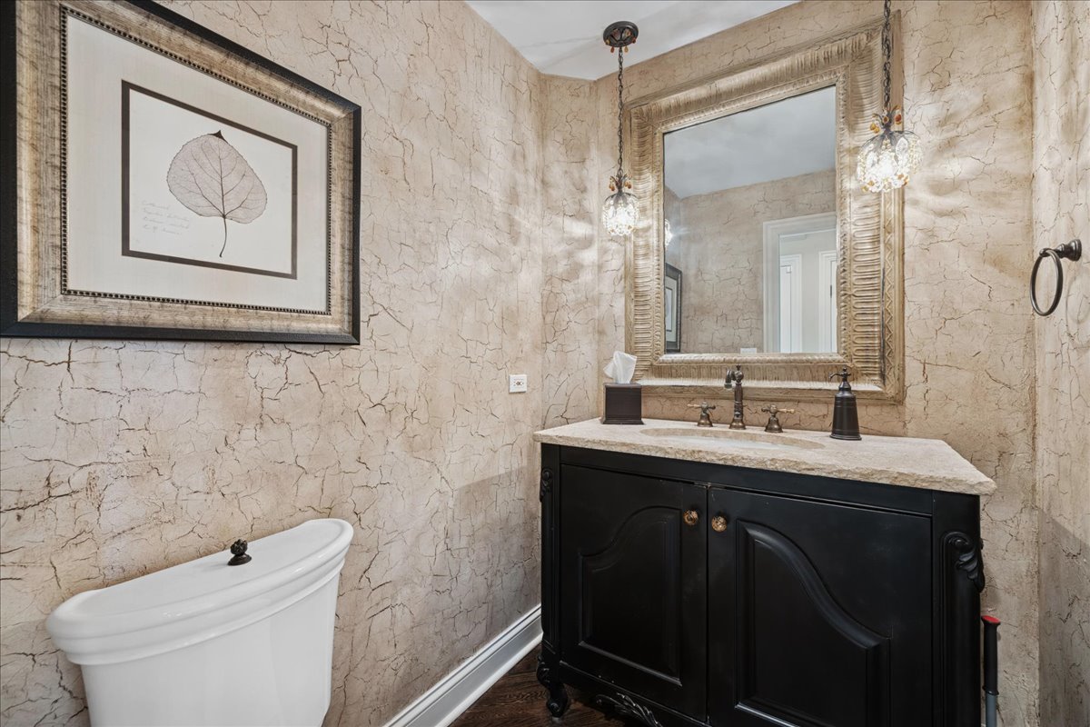 2041 Tremont Court, Libertyville, IL 60048