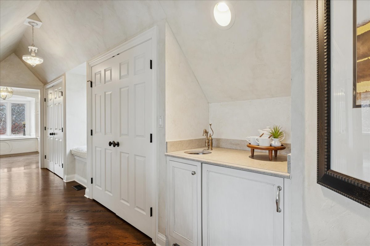 2041 Tremont Court, Libertyville, IL 60048