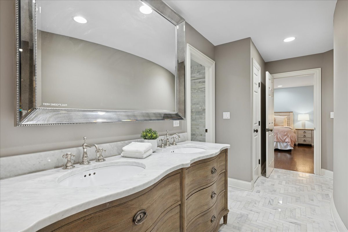 2041 Tremont Court, Libertyville, IL 60048