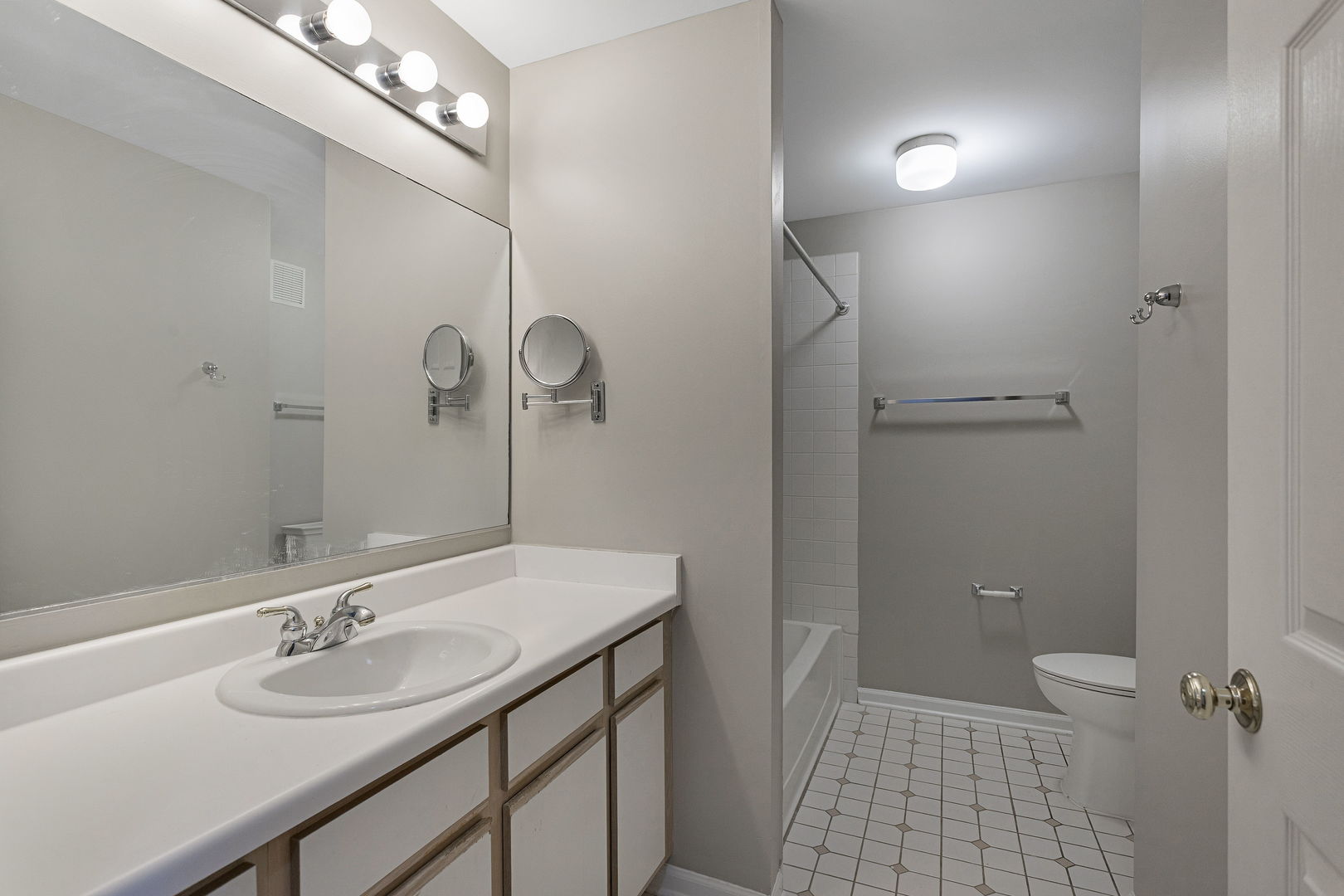 207 Norfolk Court #3, Roselle, IL 60172