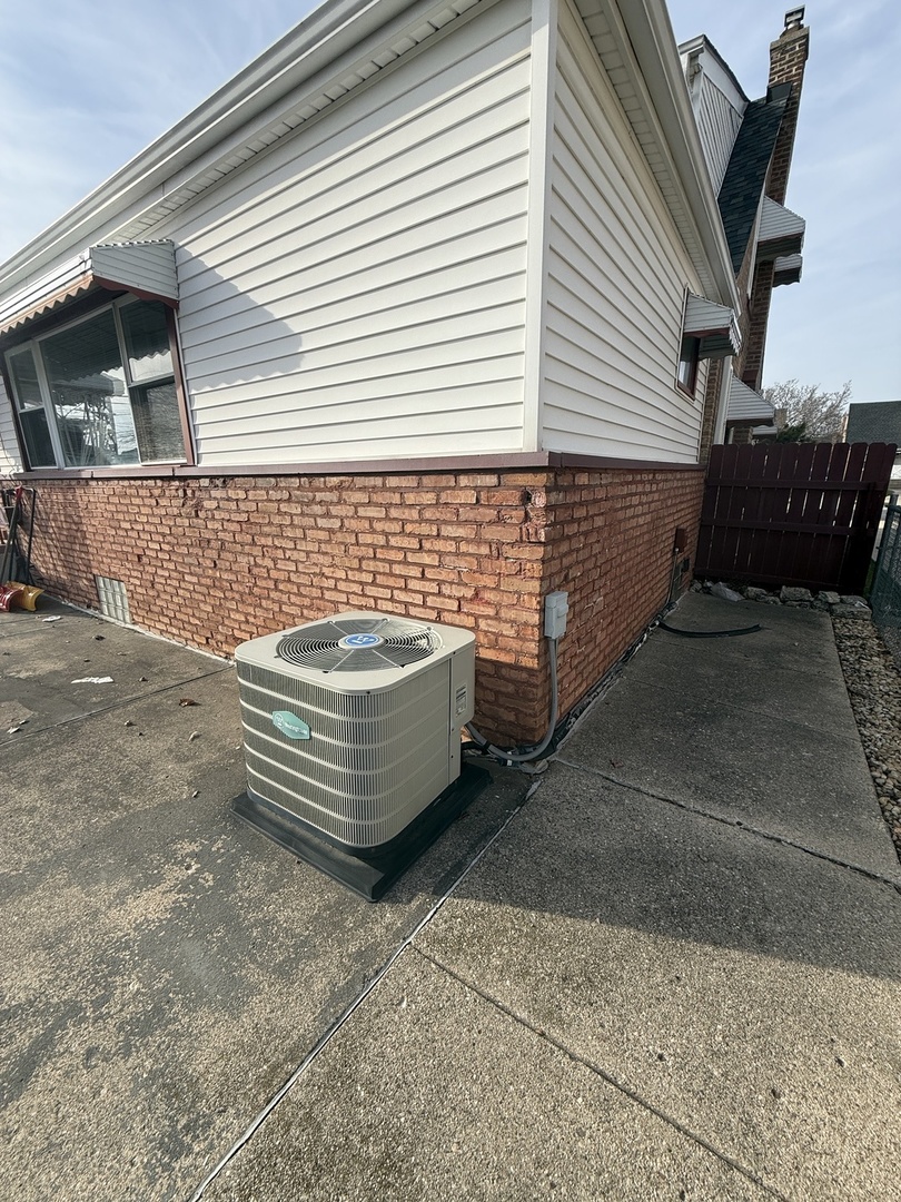 7445 W Winona Street, Harwood Heights, IL 60706