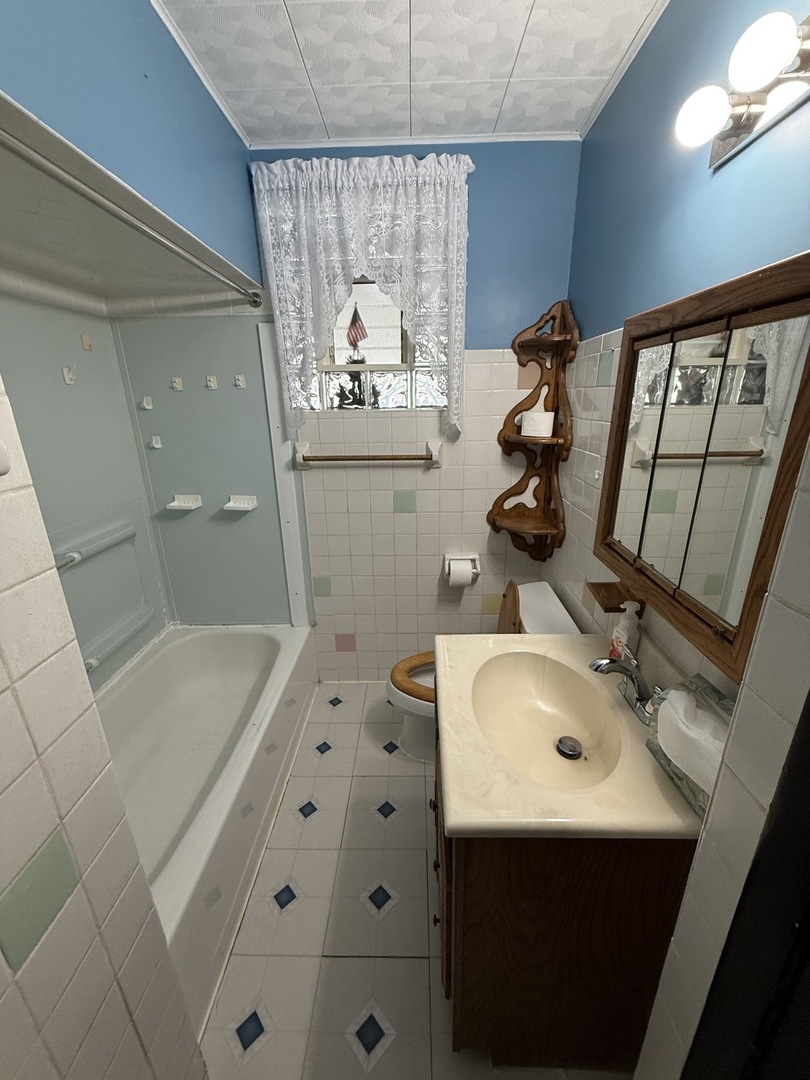 7445 W Winona Street, Harwood Heights, IL 60706