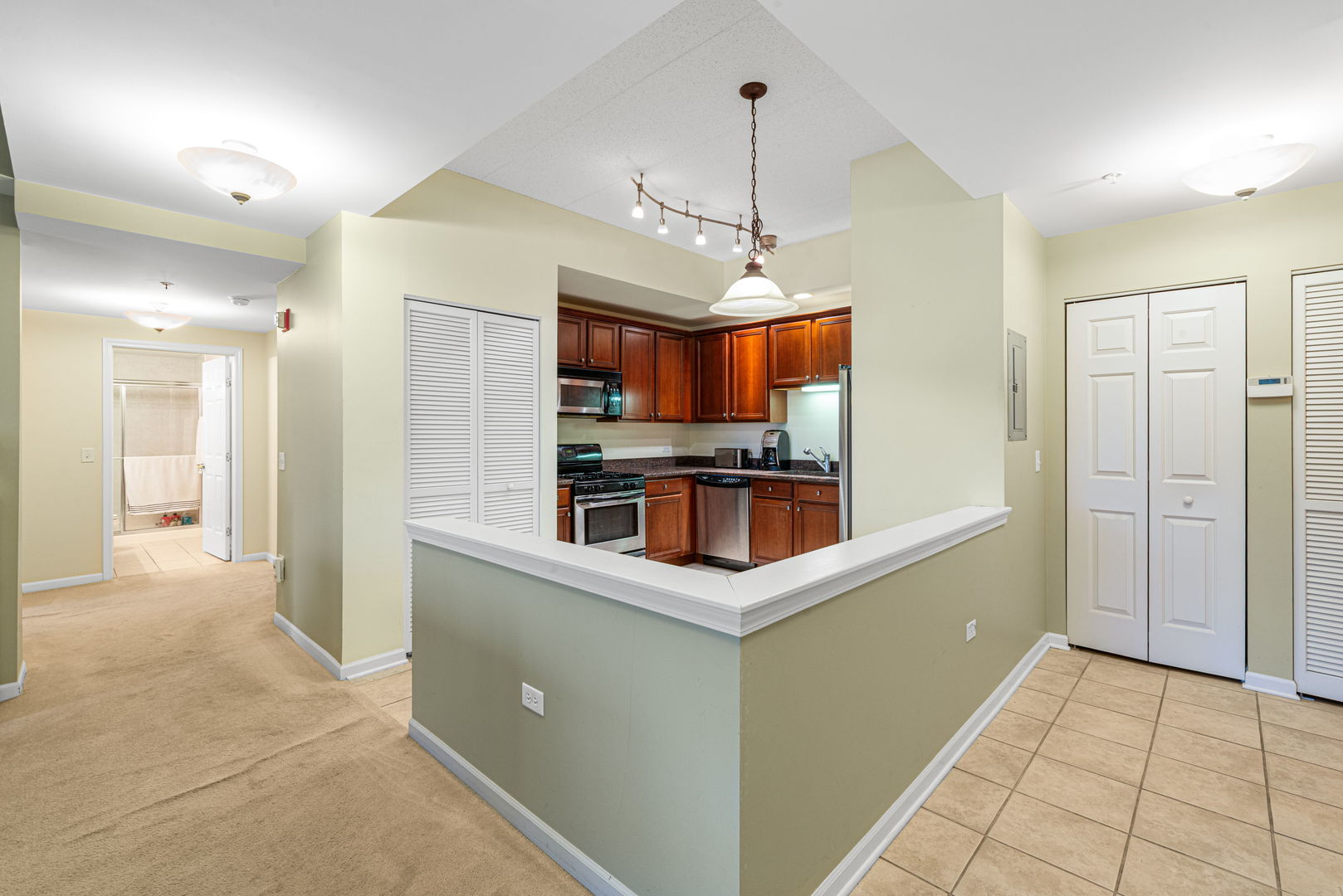 400 McDaniels Circle #405, Clarendon Hills, IL 60514