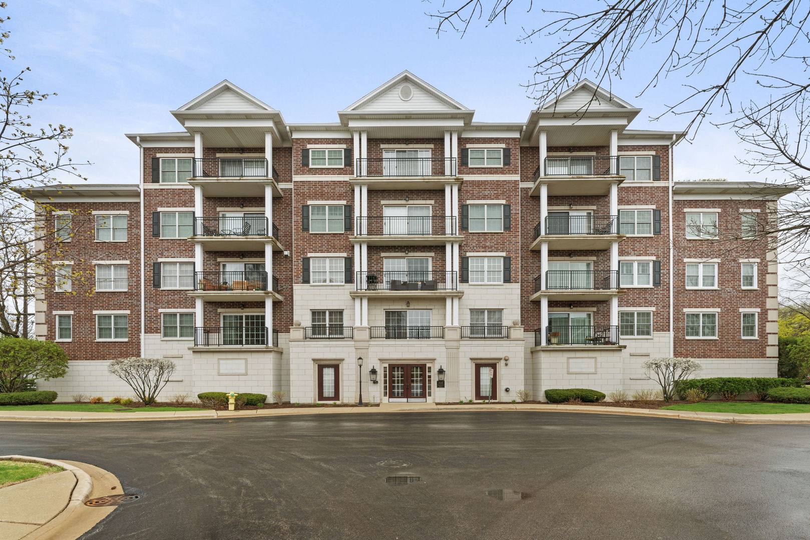 400 McDaniels Circle #405, Clarendon Hills, IL 60514