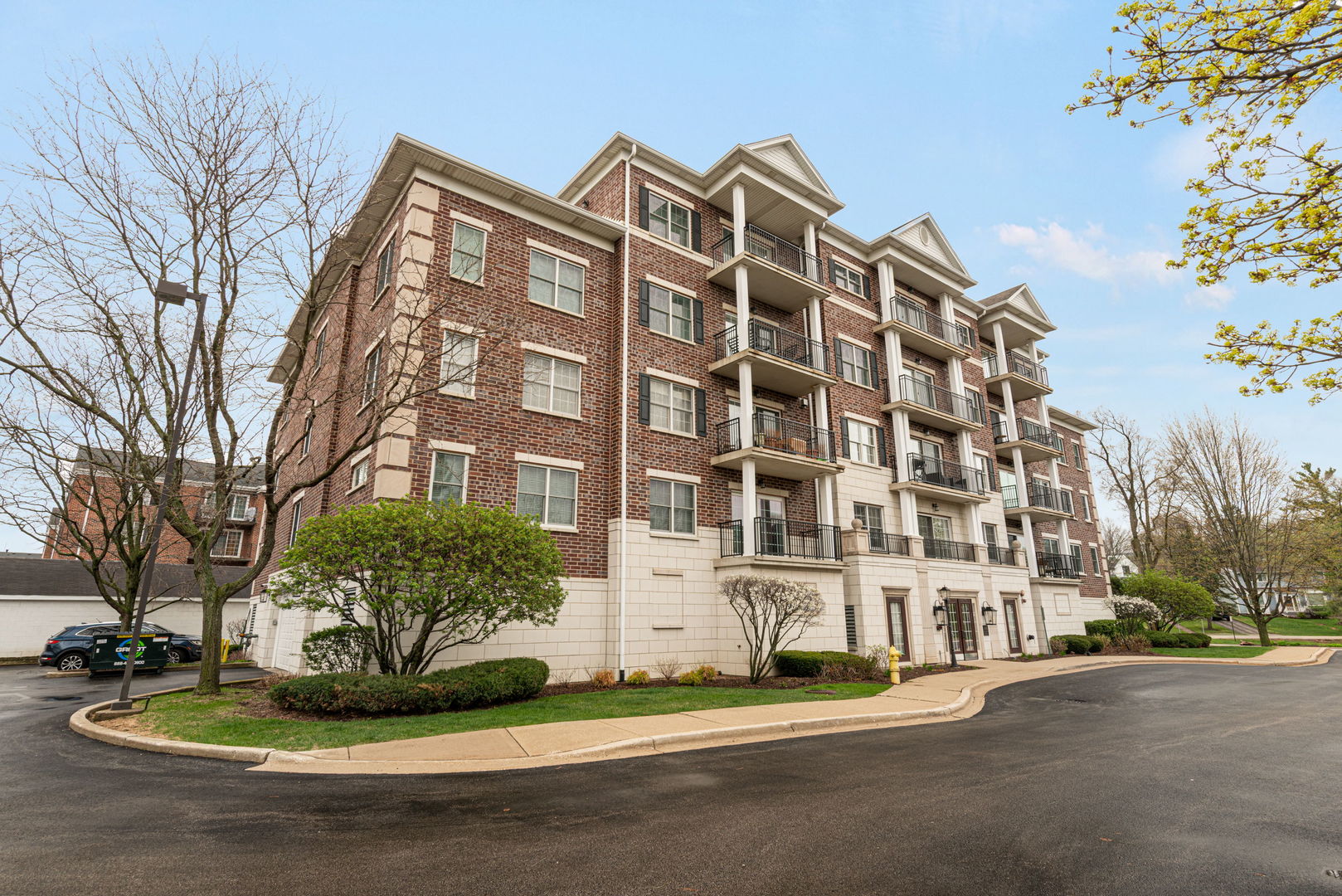 400 McDaniels Circle #405, Clarendon Hills, IL 60514