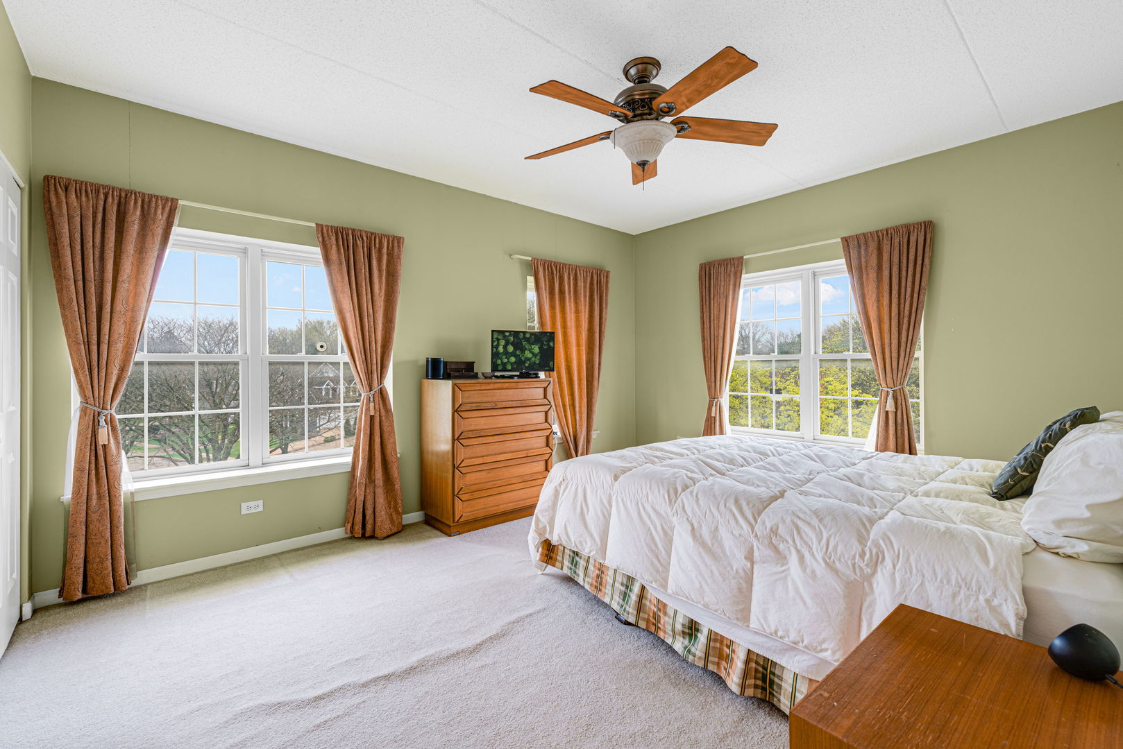 400 McDaniels Circle #405, Clarendon Hills, IL 60514