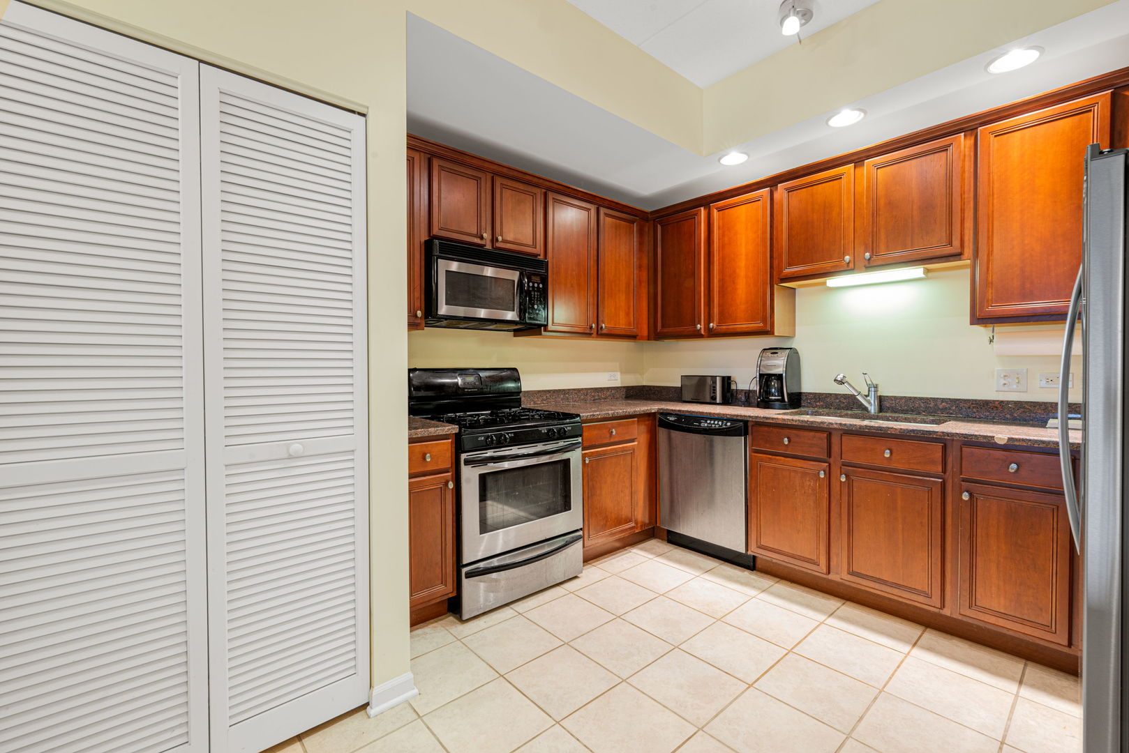 400 McDaniels Circle #405, Clarendon Hills, IL 60514