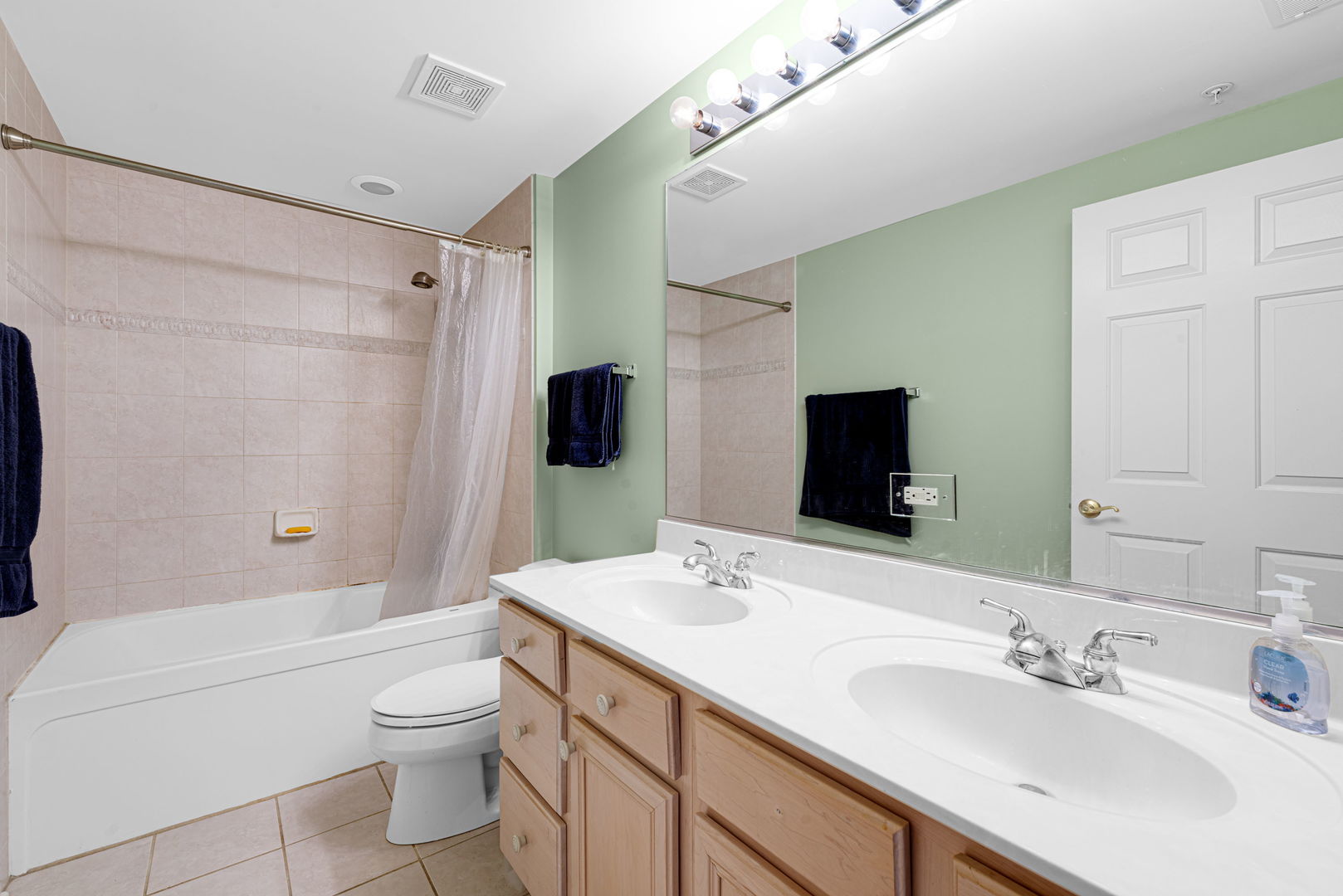 400 McDaniels Circle #405, Clarendon Hills, IL 60514