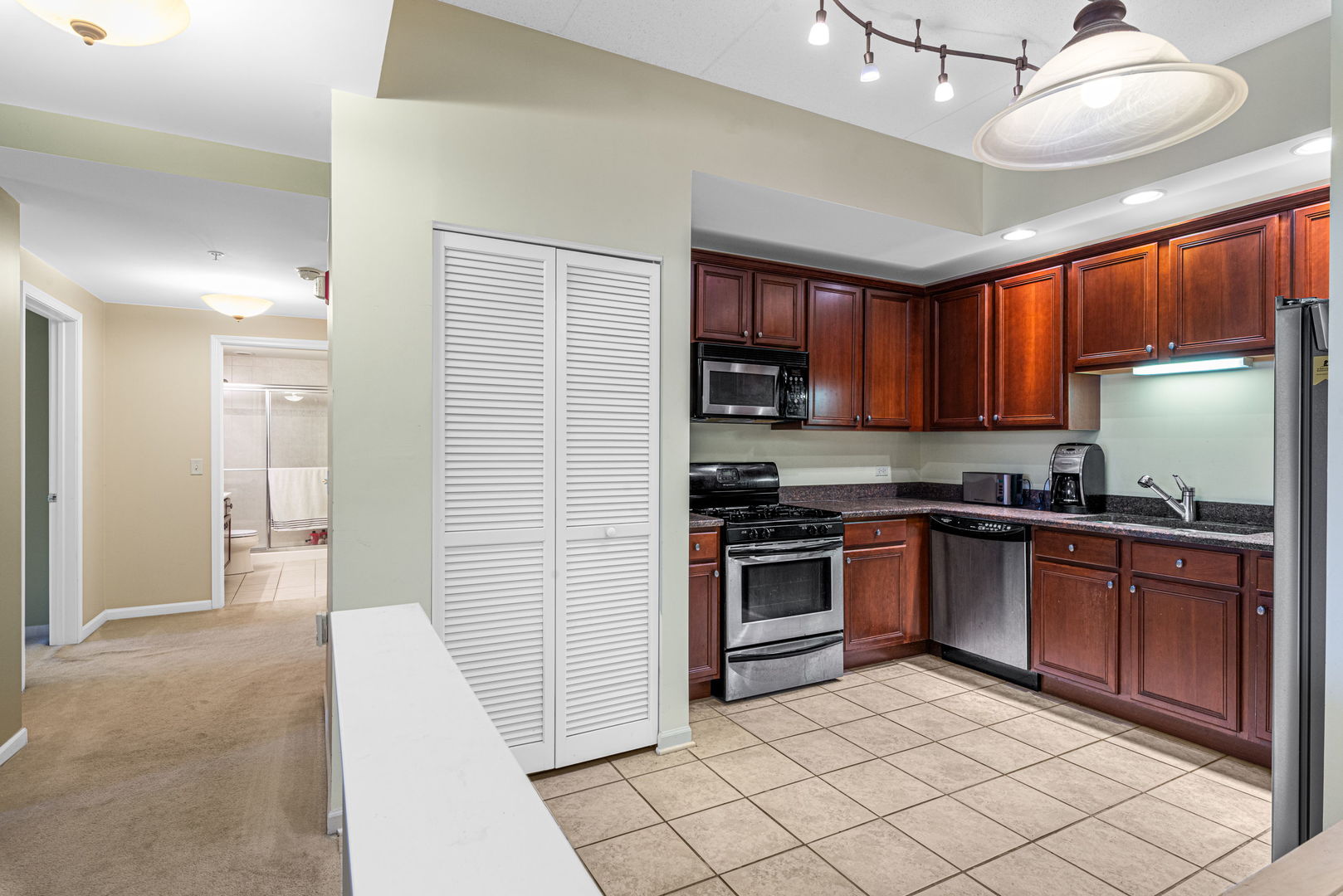 400 McDaniels Circle #405, Clarendon Hills, IL 60514