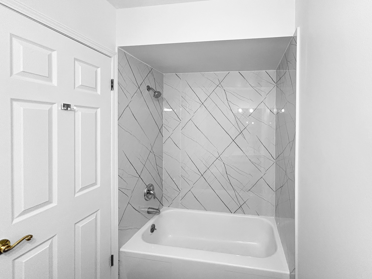 5011 Valley Lane #401, Streamwood, IL 60107