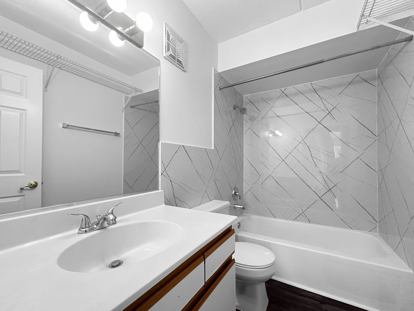 5011 Valley Lane #401, Streamwood, IL 60107