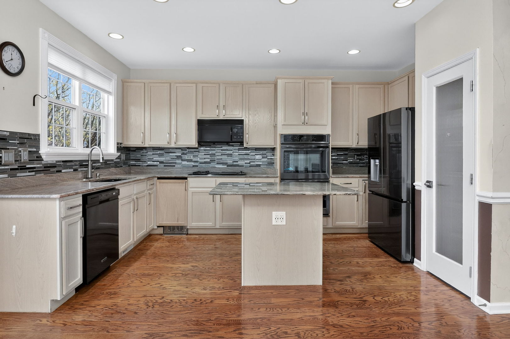 1108 Oxford Court, Oakbrook Terrace, IL 60181