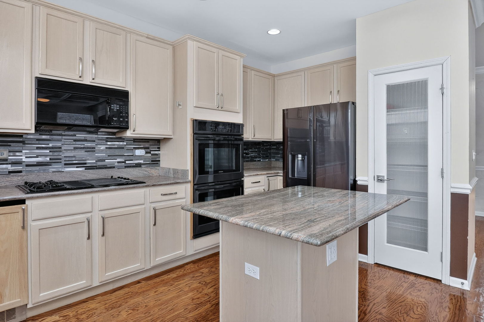 1108 Oxford Court, Oakbrook Terrace, IL 60181