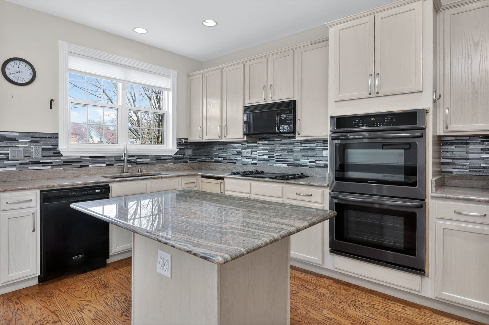 1108 Oxford Court, Oakbrook Terrace, IL 60181