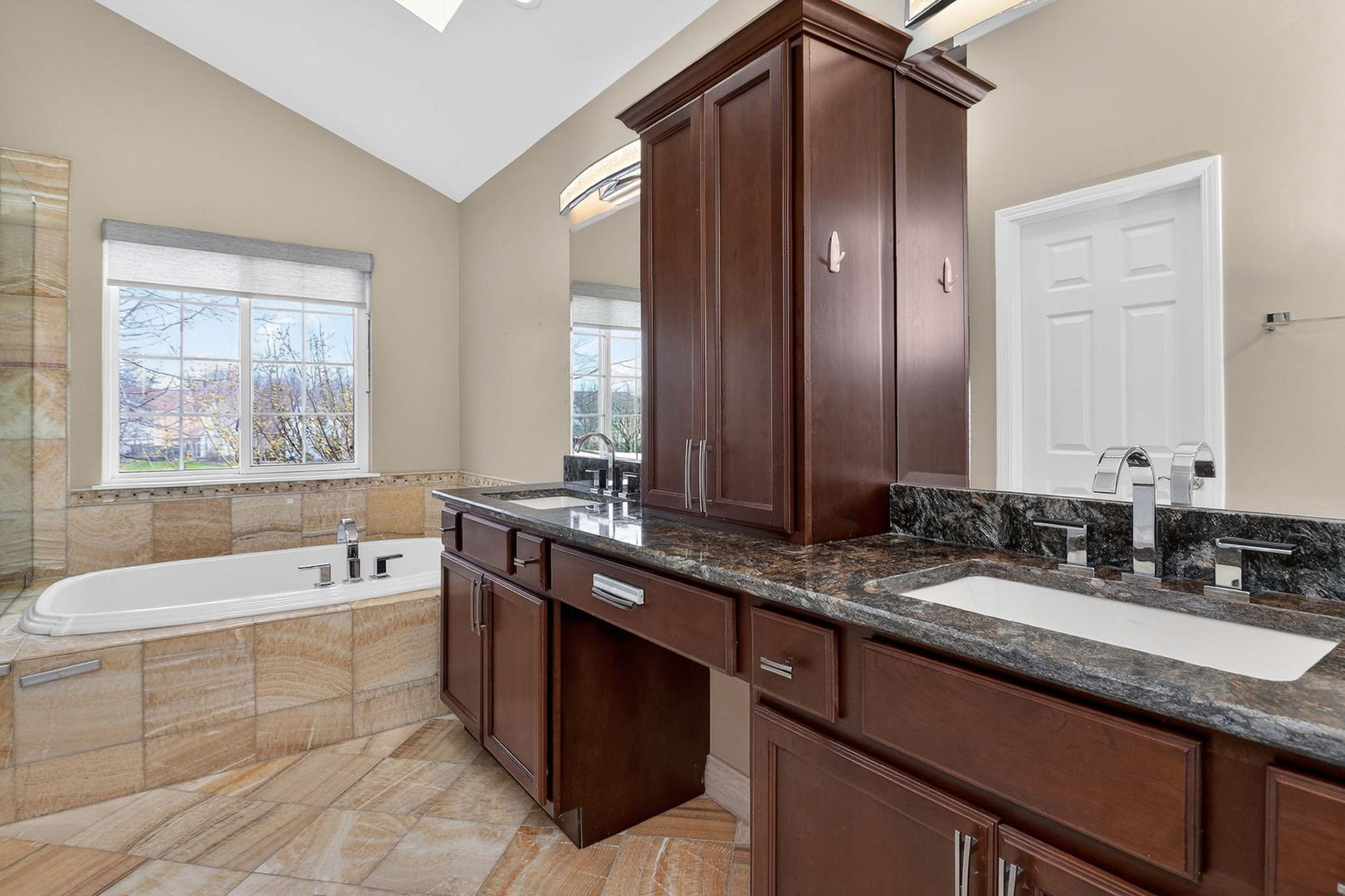 1108 Oxford Court, Oakbrook Terrace, IL 60181