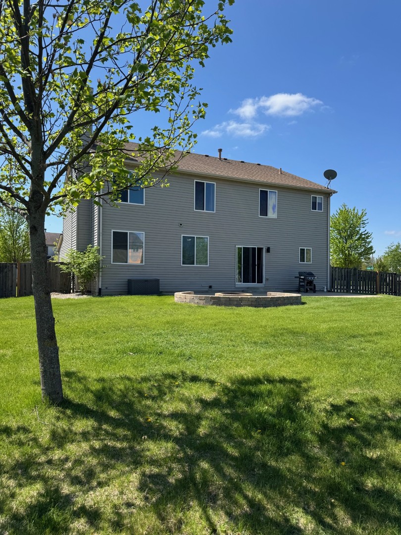 801 Parkside Lane, Yorkville, IL 60560
