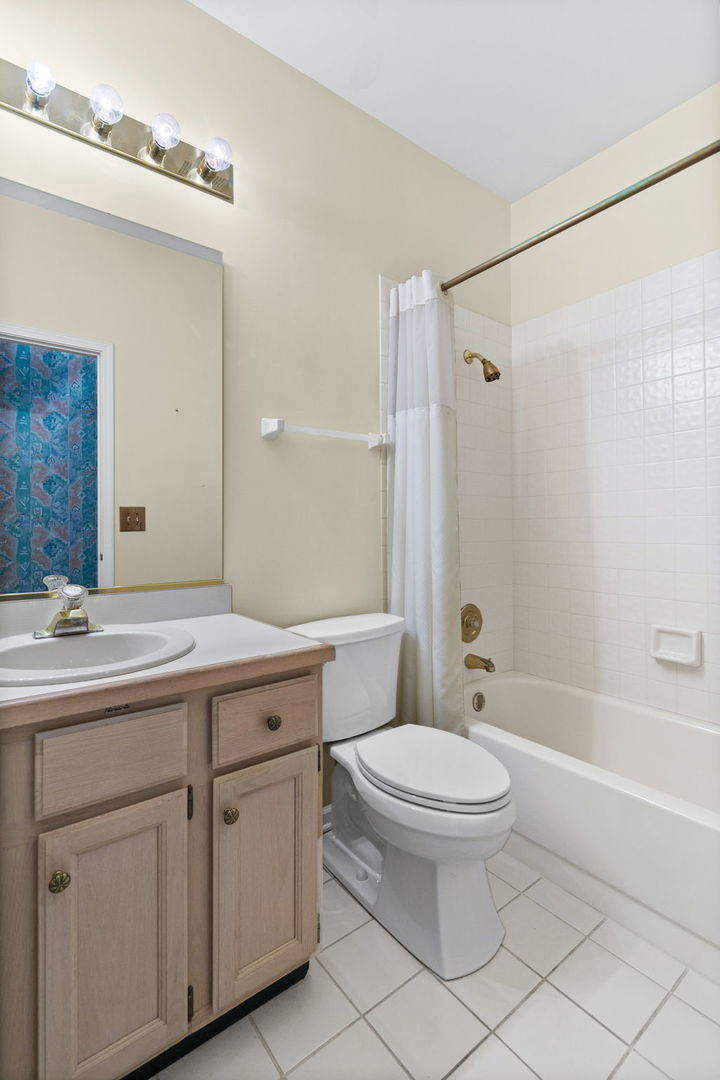 17527 W Stillwater Court, Gurnee, IL 60031