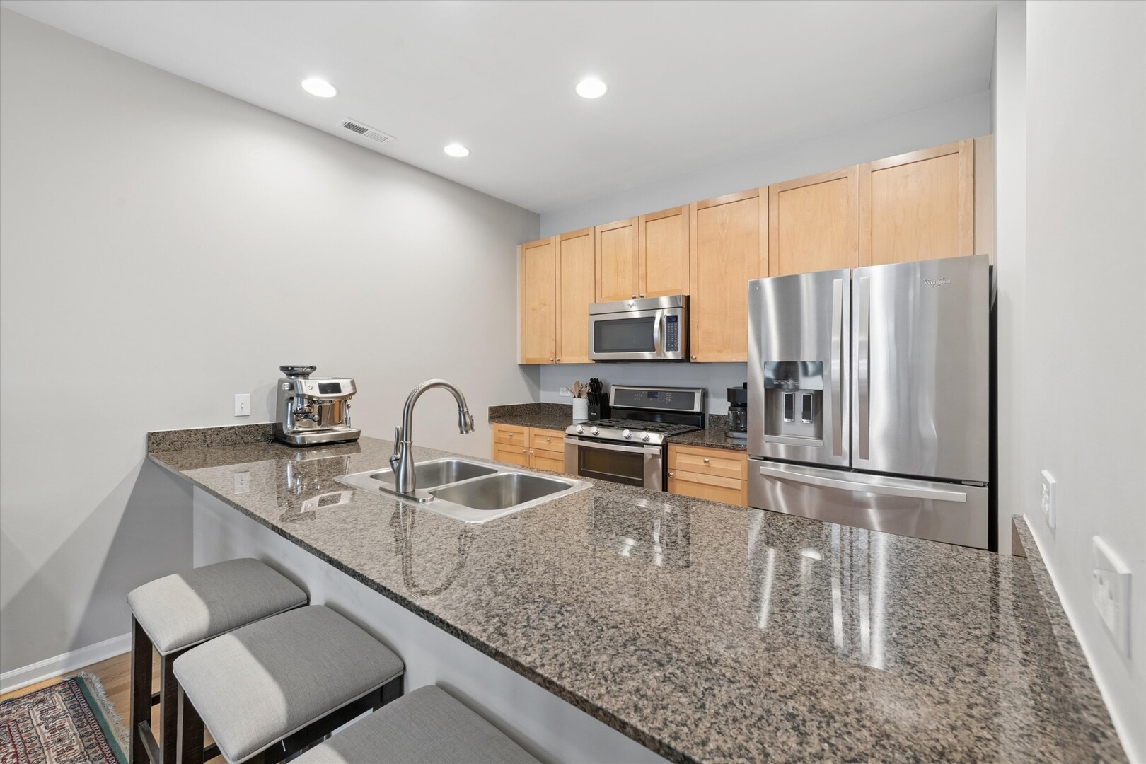 1555 W School Street #2B, Chicago, IL 60657