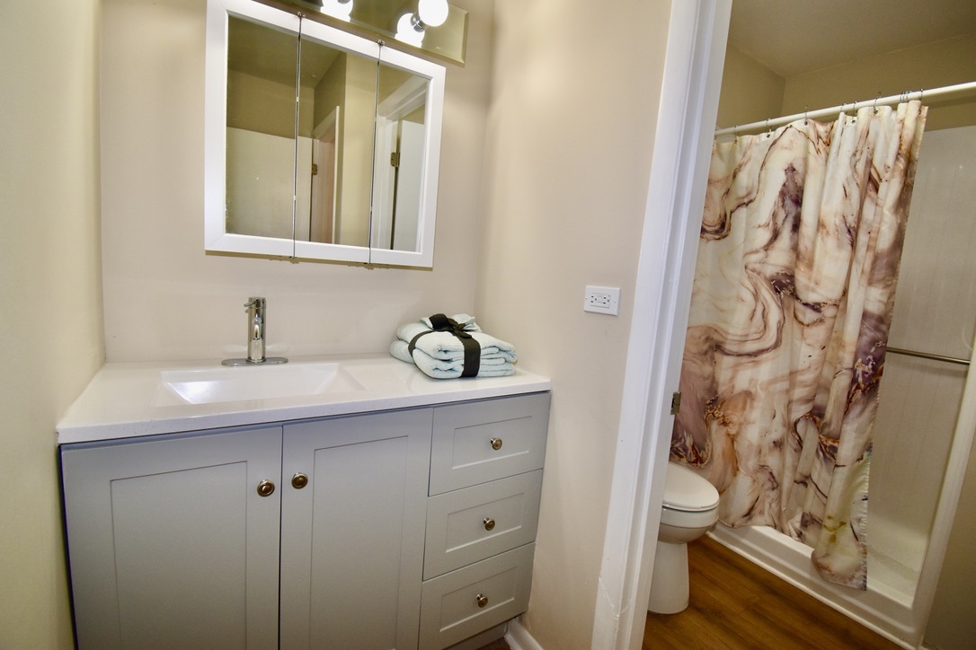 651 White Court, Gurnee, IL 60031