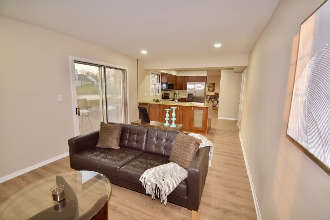 651 White Court, Gurnee, IL 60031