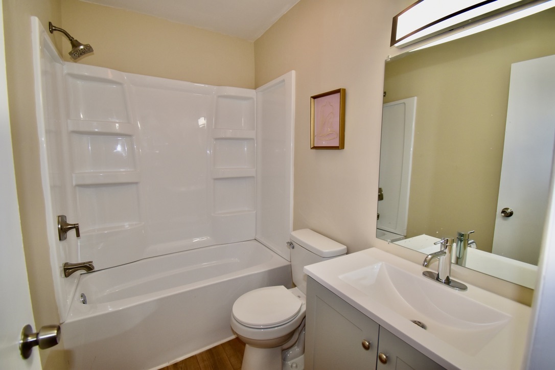 651 White Court, Gurnee, IL 60031