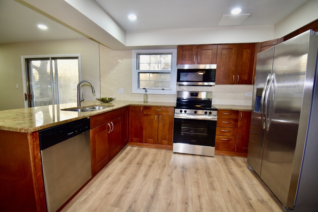 651 White Court, Gurnee, IL 60031