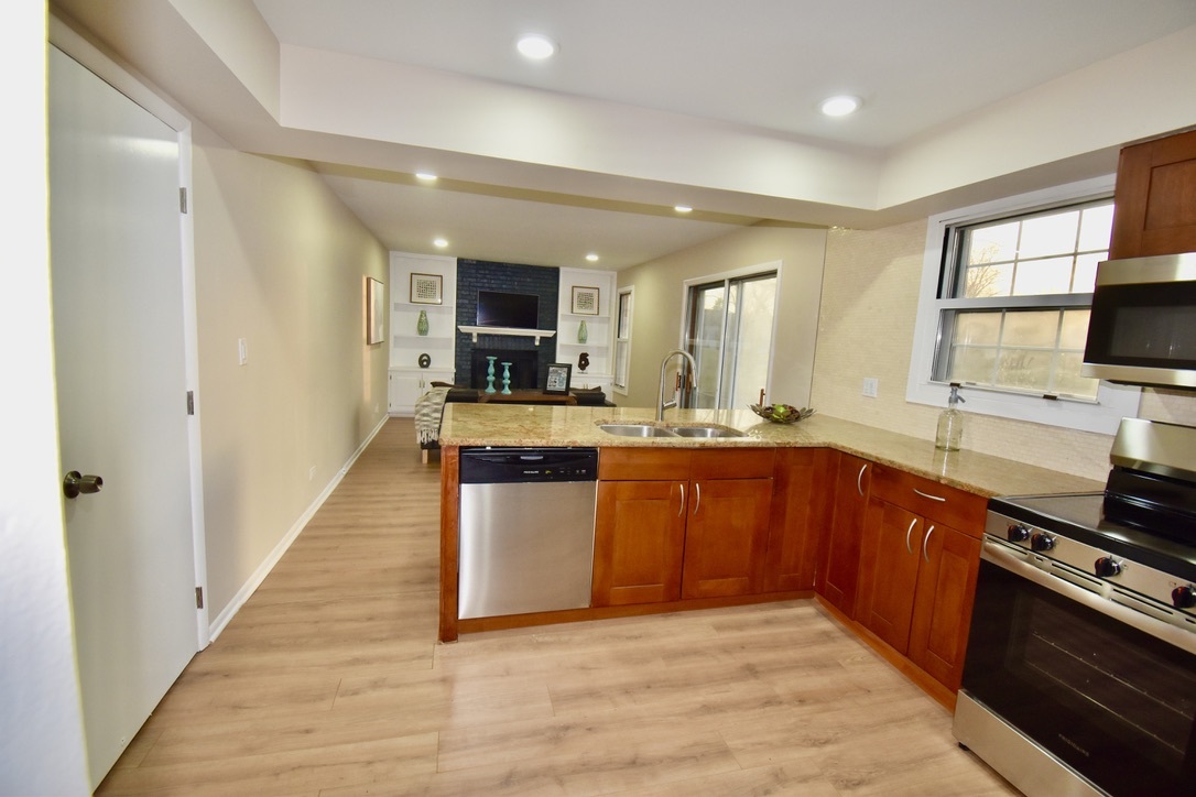 651 White Court, Gurnee, IL 60031