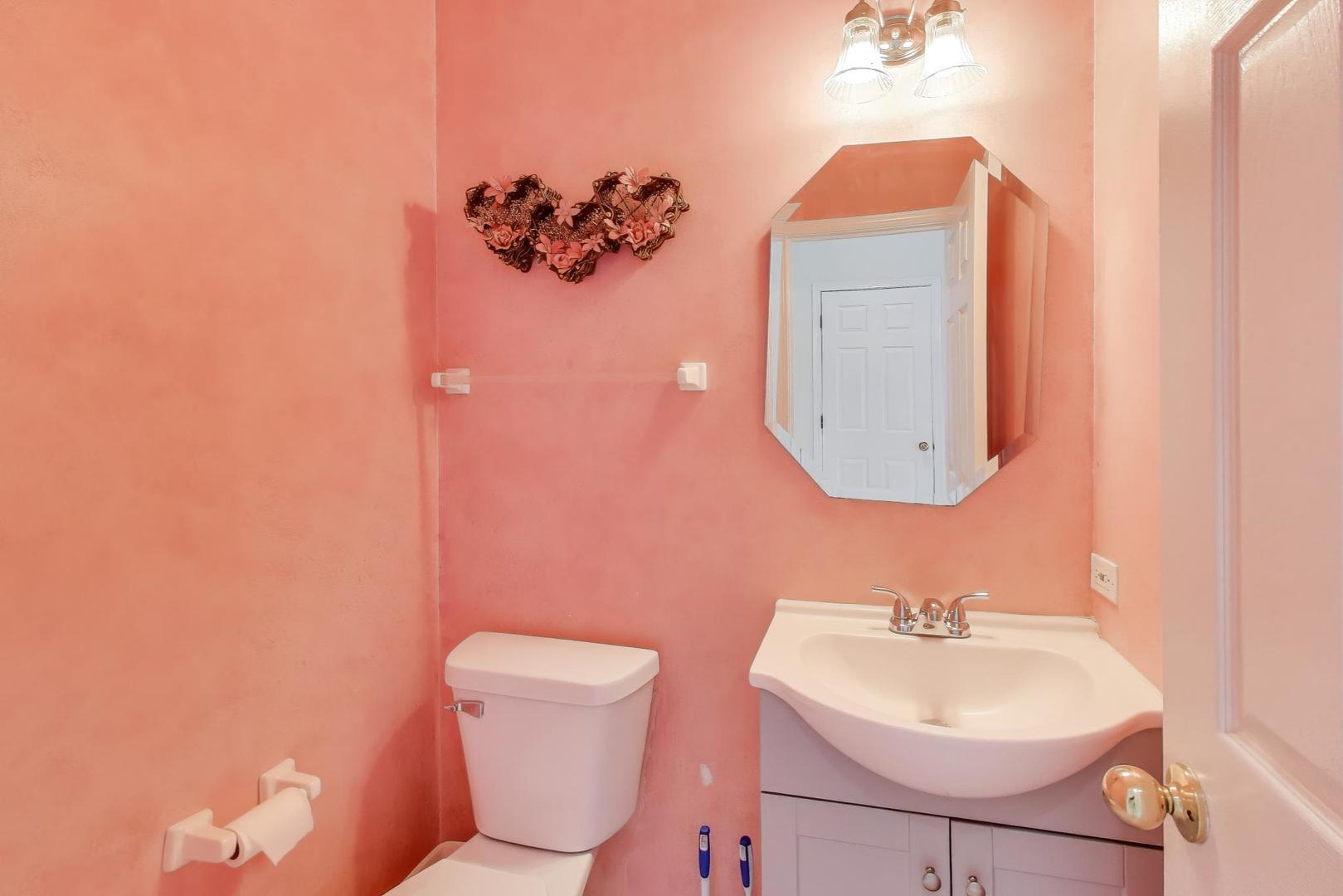 697 Providence Lane, Lindenhurst, IL 60046